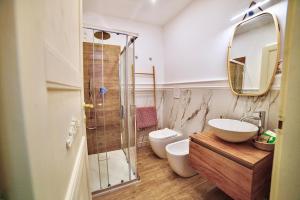 Zimmer mit Kingsize-Bett