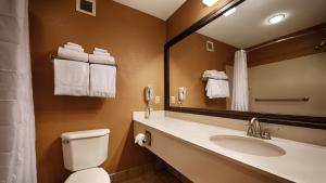 Queen Room with Two Queen Beds with Roll-In Shower - Disability Access room in Best Western Plus Brandywine Inn & Suites