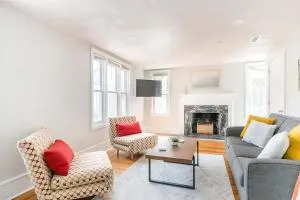 Jennifer's College Hill Apartment Walk Everywhere - Pawtucket