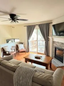 Plymouth 2-bed, 1-bath, Elevated Condo - 法明顿希尔斯