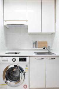 Hongdae Station 10-minute walk Yeonnam Stay