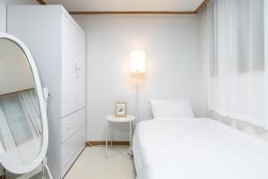 Hongdae Station 10-minute walk Yeonnam Stay