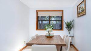 E Retreat by the Bay by HolidayCo