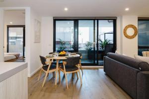 Abbotsford Abode With Pool Parking & Gym