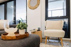 Abbotsford Abode With Pool Parking & Gym