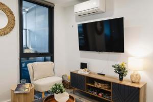 Abbotsford Abode With Pool Parking & Gym