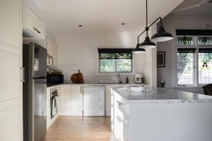 Poets Corner vintage retreat walk to View St