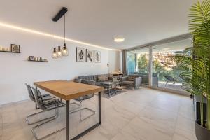 Relax on the Huge Terrace with Sea View 2 Mins to the Beach