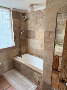 maison de charme piscine au bord de mer