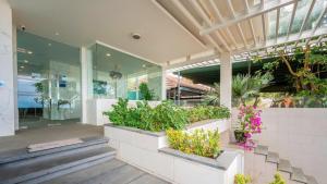 Ocean View Villa - 8 Bedrooms - In Great Location - Just 10M From The Beach