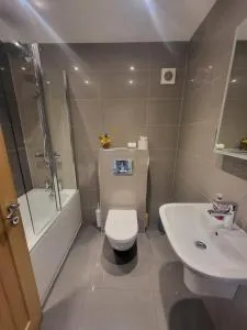 3bedroom Apartment with Parking - Bickley