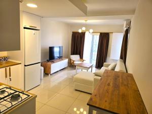 Centrally Located Apartment with Hotel-Style Privileges