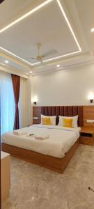 Lime Tree 1BHK Service Apartment Near Artemis, Sector 52 Gurgaon