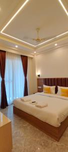 Lime Tree 1BHK Service Apartment Near Artemis, Sector 52 Gurgaon