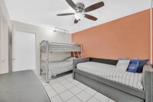 Relaxing and Spacious 2 bed 2 ba Short Walk to Beach B