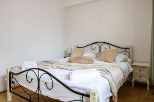 Cismigiu Apartment with Balcony & View