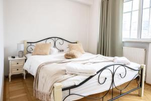 Cismigiu Apartment with Balcony & View