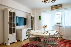 Cismigiu Apartment with Balcony & View