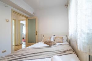 Cismigiu Apartment with Balcony & View