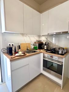 AK Athens Fine Stay - Penthouse with Big Terrace and View - 2 min from Metro