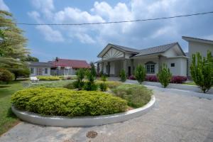 Villa Dracaena Melaka - Private Pool, Hill View, 20 minutes to Town
