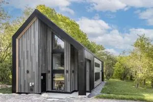 Five Star Forest Retreat with Jacuzzi Sauna near Bromont and Scenic Trails - Waterloo