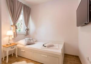 Firule Beach Apartment-Two Bedroom Urban Chic-Prime Location-Walk to Beach-Free Parking