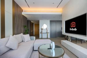 Livbnb-Luxurious Upgraded 3B with Maids Room, Stunning Ain and Sea Views