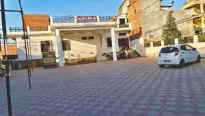 Usha Lawn - Sultānpur