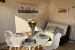 Appartements Cozy retreat near the beach terraces and parking : photos des chambres