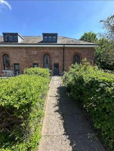 Shrewsbury Apartment with Parking