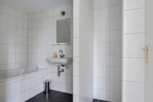 Huis Mosk heeft grote tuin op het zuiden en nabij meer