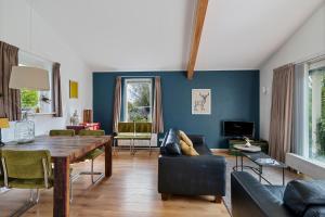 Huis Mosk heeft grote tuin op het zuiden en nabij meer