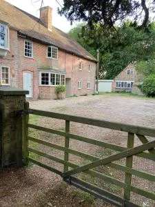 Charming 7-Bedroom Retreat in Rural Kent Village - Smeeth