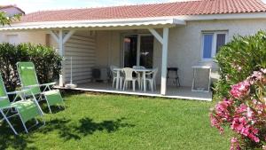 Maisons de vacances Mini villa T2, 200 m de la plage, piscine chauffee, jardin : photos des chambres