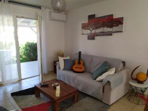 Maisons de vacances Mini villa T2, 200 m de la plage, piscine chauffee, jardin : photos des chambres