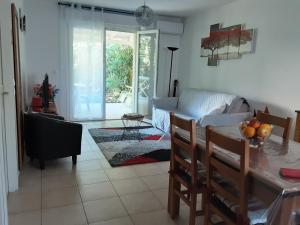 Maisons de vacances Mini villa T2, 200 m de la plage, piscine chauffee, jardin : Maison 1 Chambre