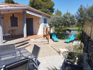 Maisons de vacances Jolie petite Maison, Clim, residence avec piscine a 5mn circuit Paul Ricard : photos des chambres