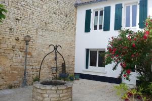 Maisons de vacances Peaceful house with a sunny courtyard and pool : photos des chambres