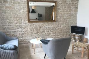 Maisons de vacances Peaceful house with a sunny courtyard and pool : Maison de Vacances