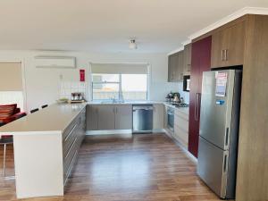 Jestalong House - Pet Friendly Outside - 4 De Guichen Dr