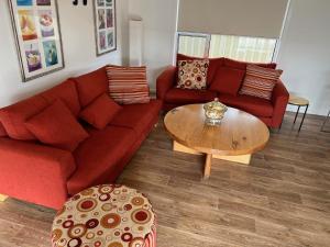 Jestalong House - Pet Friendly Outside - 4 De Guichen Dr
