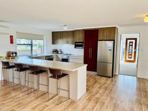 Jestalong House - Pet Friendly Outside - 4 De Guichen Dr