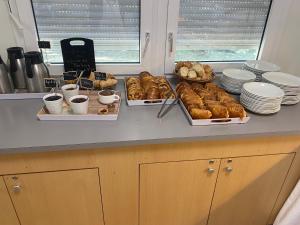 Maisons de vacances Centre de Vacances CPCV Normandie a 50 metres de la plage de Houlgate : Chambre Quadruple avec Douche