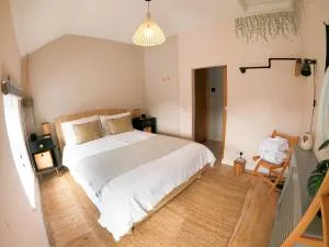 Romantic coastal getaway with hot tub & log burner - Llanegryn