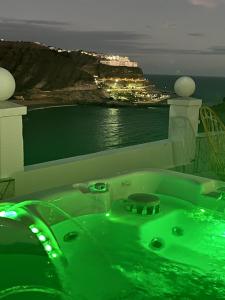 Bella Vista - Jacuzzi with amazing sea views