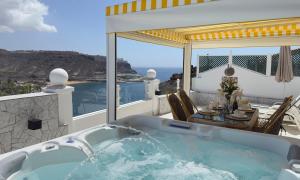 Bella Vista - Jacuzzi with amazing sea views