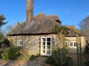 18th Century Thatched Cottage Near Beach - 利特尔