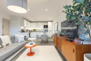 Modern 2BD Apt w/ Balcony & Parking - Near London - Shephall