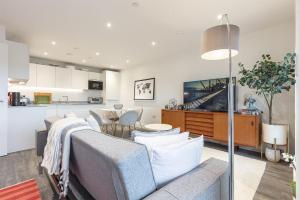 Modern 2BD Apt w Balcony & Parking - Near London